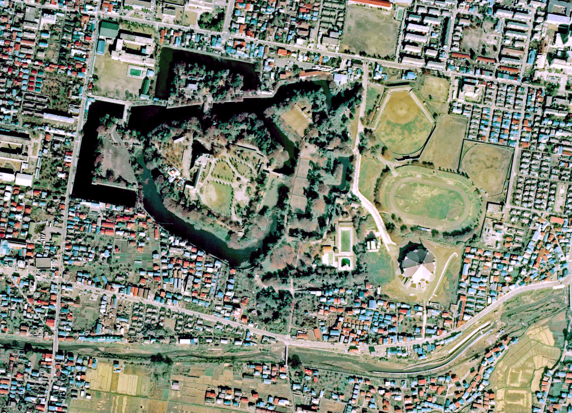 Aizu_Wakamatsu_Castle_air-1