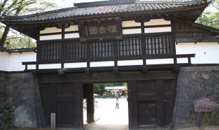 小諸城：国の重要文化財 懐古園の入り口三の門 小諸城【日本の歴史 お城特集】