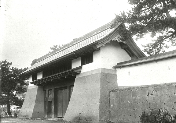 Matsumae_Castle_Gate-1