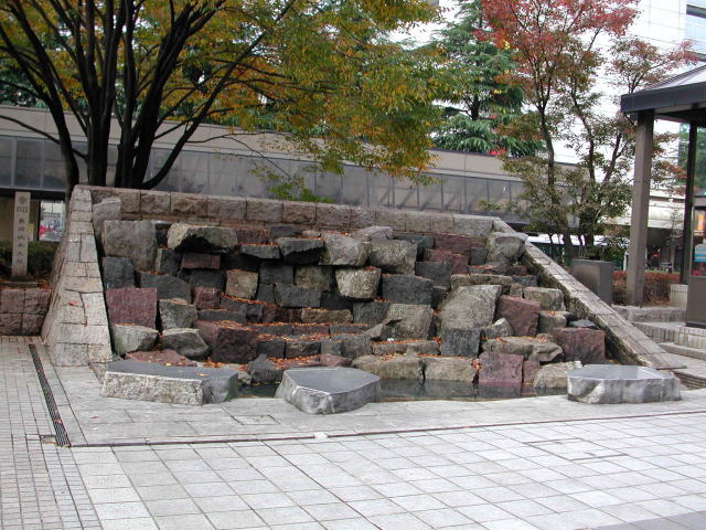 Nagaoka_castle_Honmaru_ruins_20041114-1