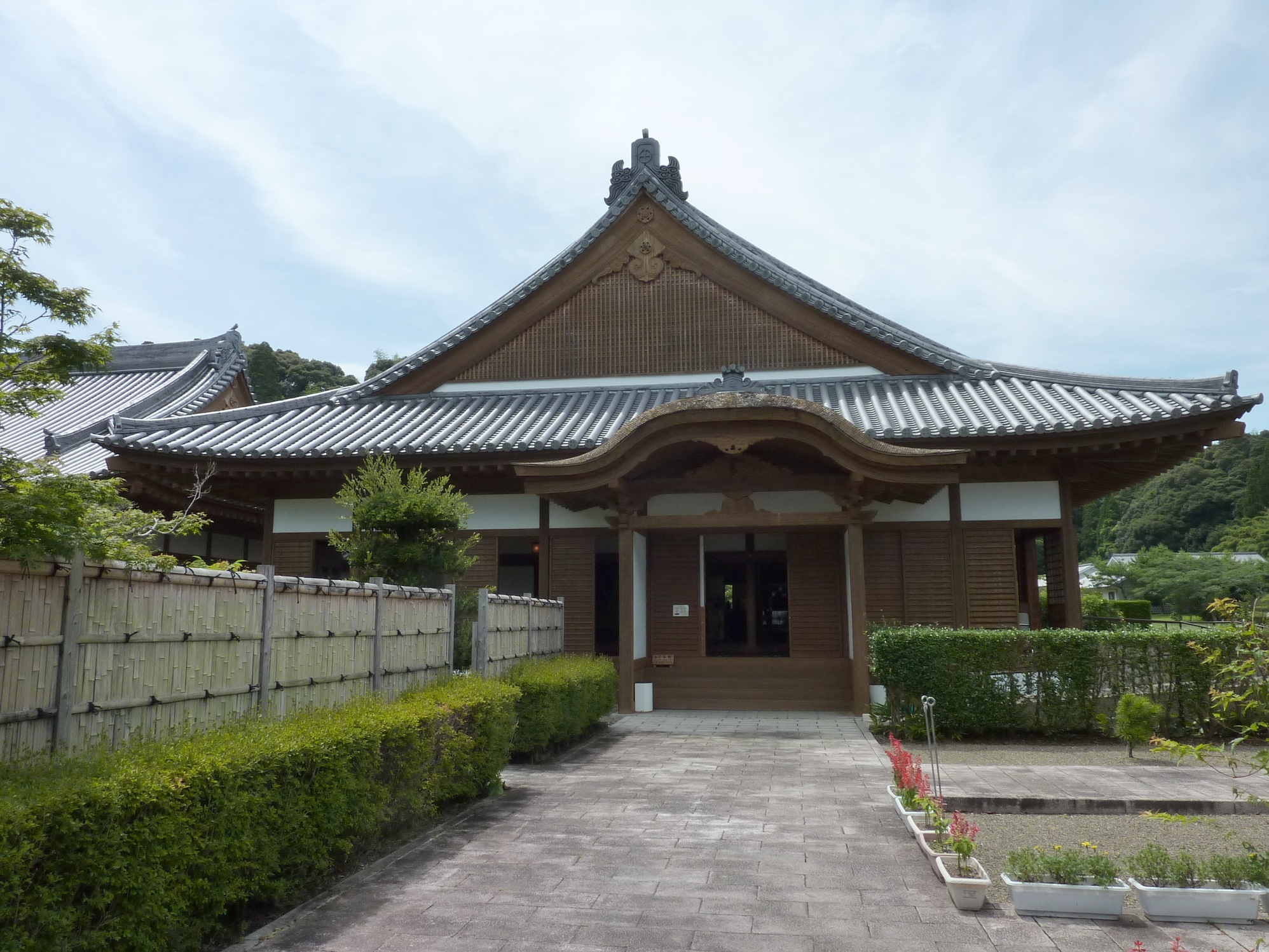 木立と生垣に囲まれた、佐土原城跡に建つ木造の御殿風の建物