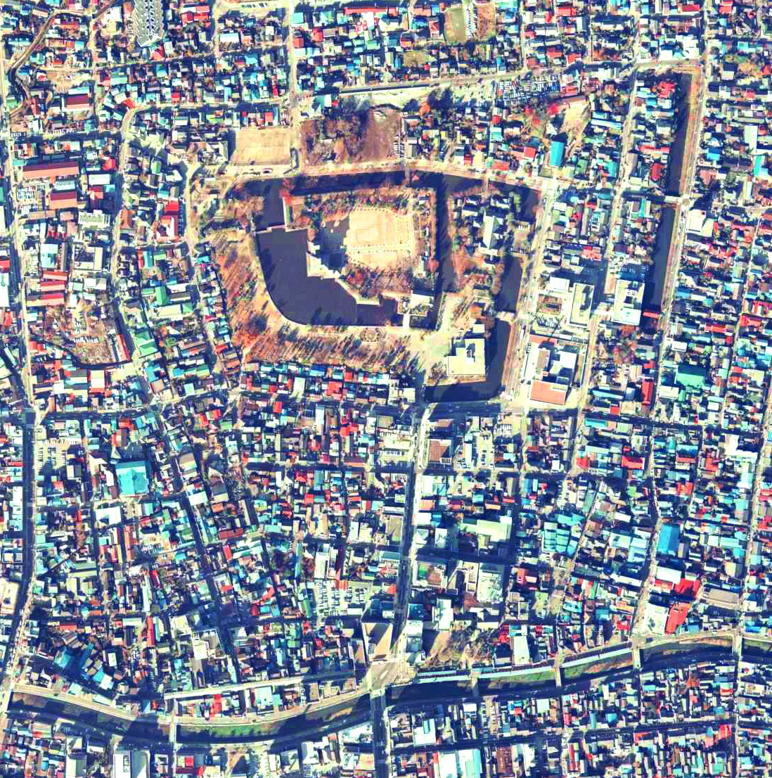 Aerial_view_of_Matsumoto_Castle-1
