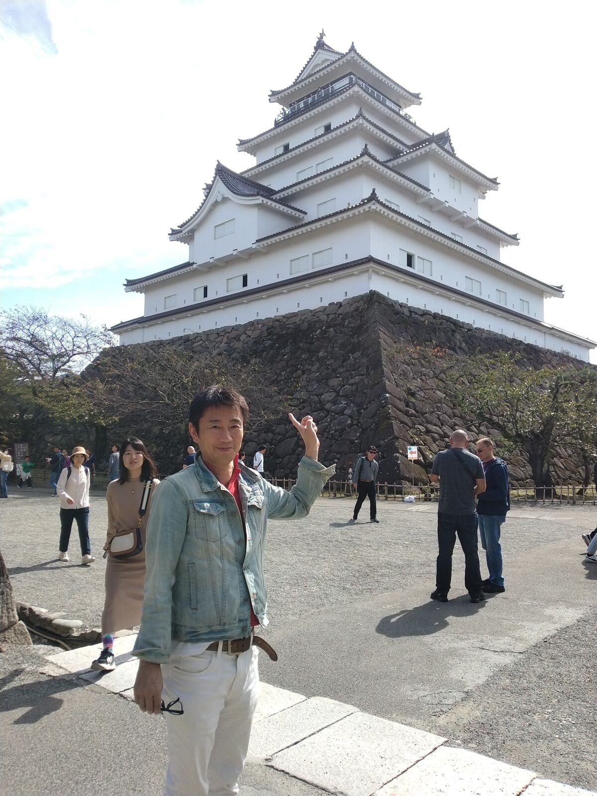 会津若松城(鶴ヶ城)の天守を見上げる