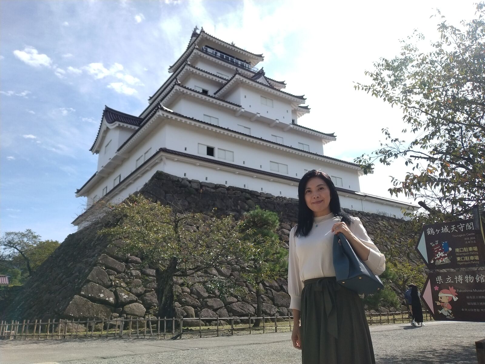 鶴ヶ城天守閣の前にて