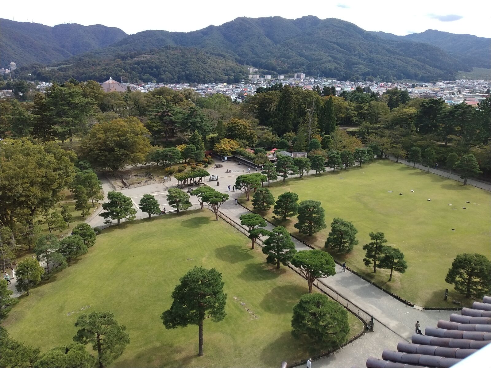 鶴ヶ城天守から望む本丸と会津の城下町