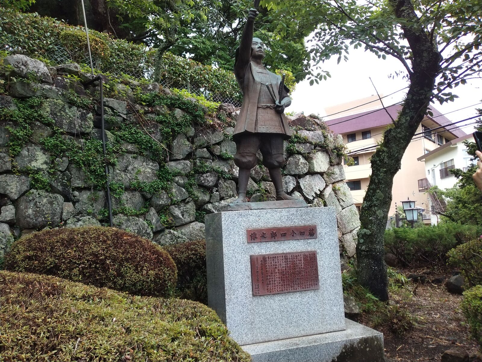 藤田小四郎の銅像を横から見る