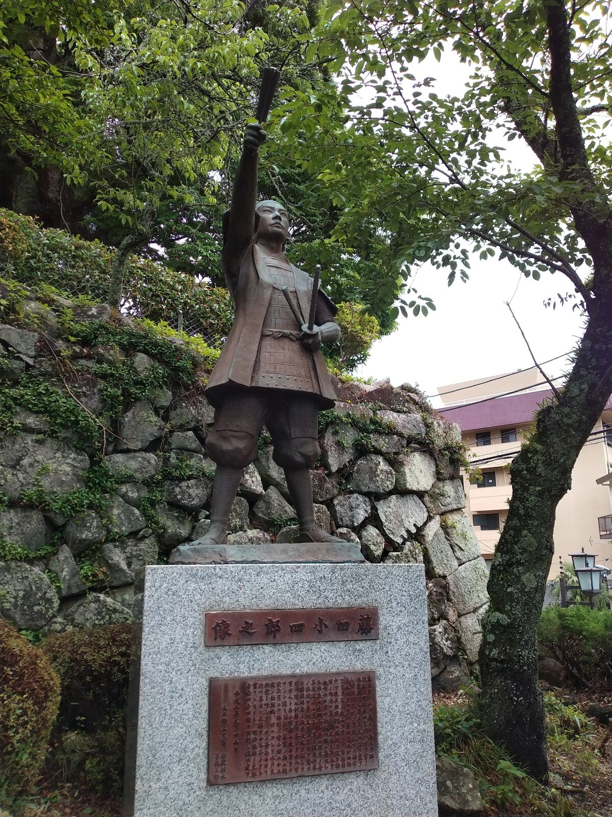 筑波山神社に立つ藤田小四郎の銅像