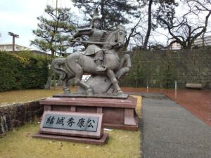 福井城址に立つ結城秀康公の騎馬像