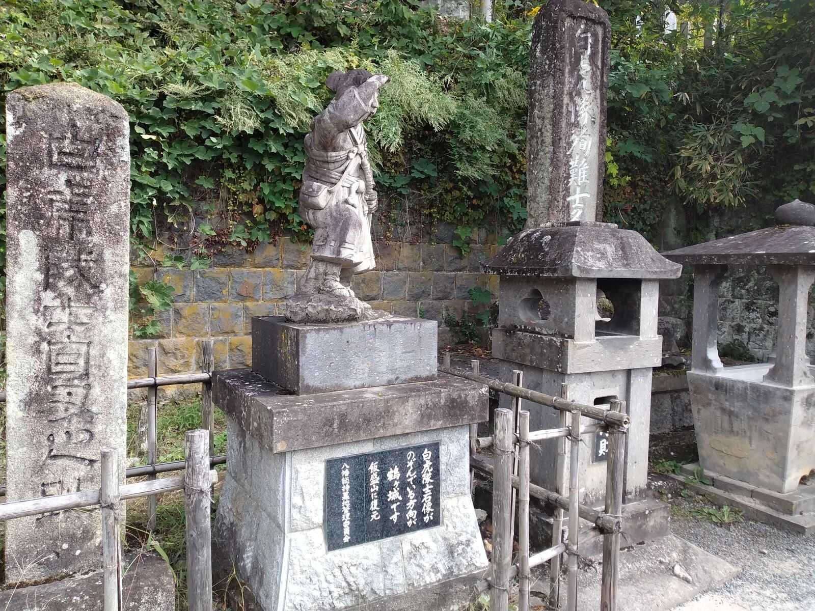 飯盛山の白虎隊士像