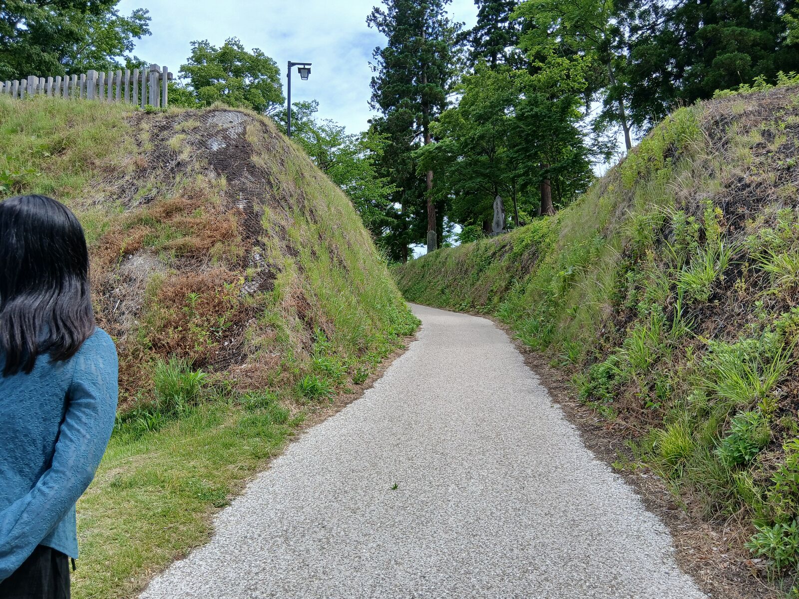 飯山城跡の土塁の間の道