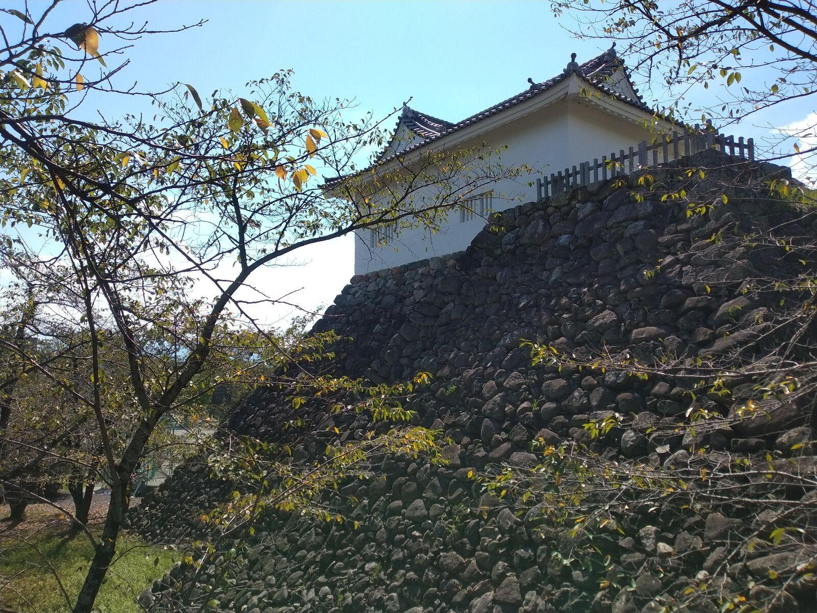 亀山城 多門櫓と石垣