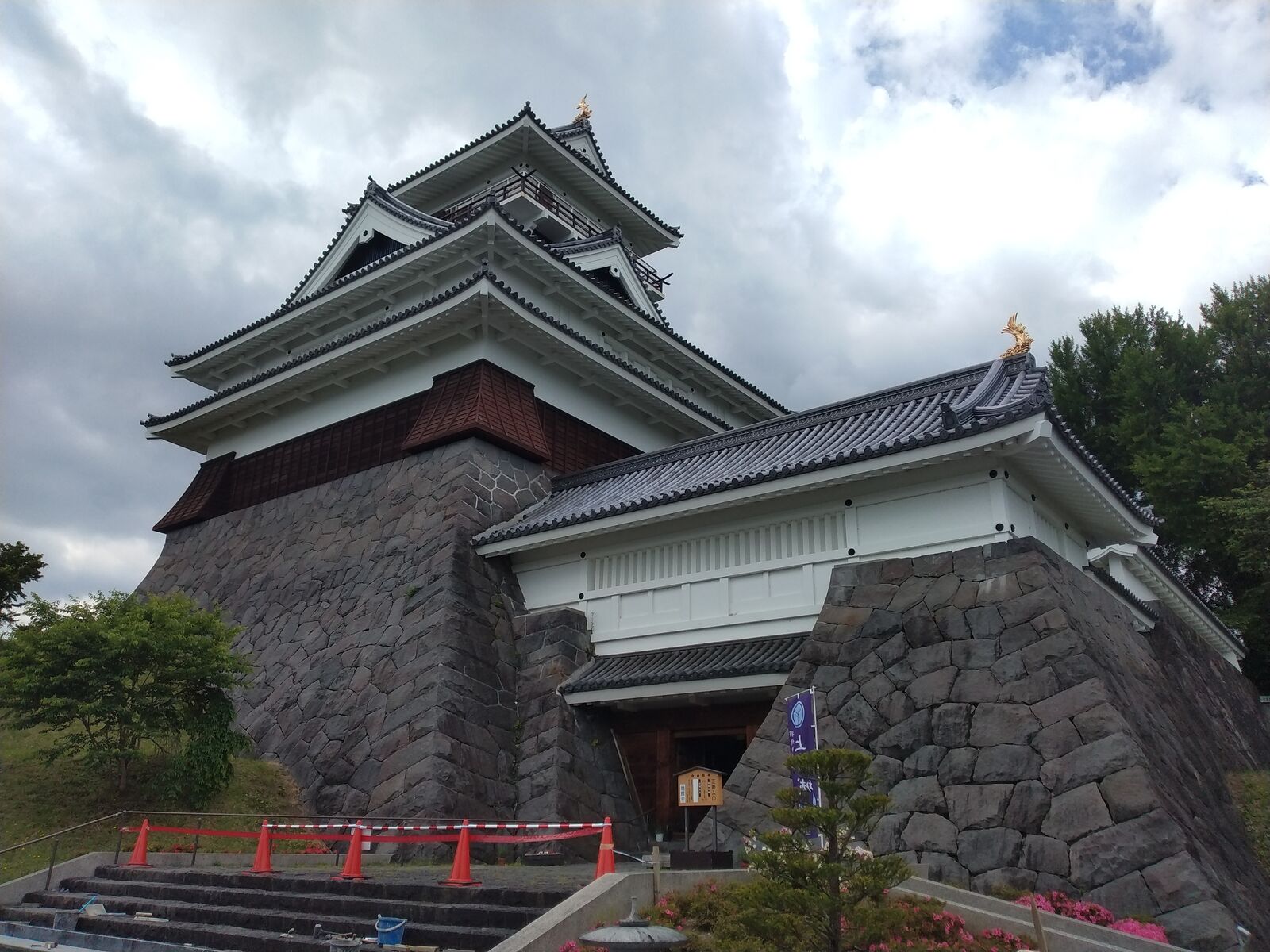 上山城 天守と正面入口