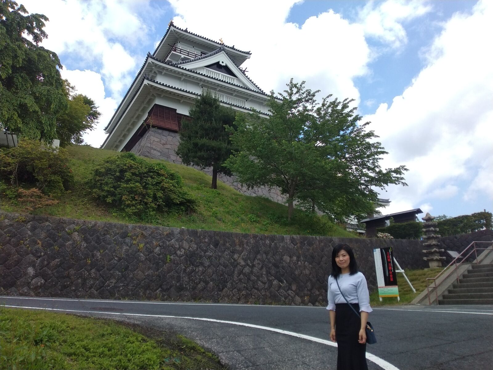 上山城 天守を見上げる