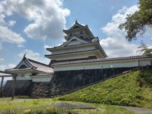 上山城 復元天守と多聞塀
