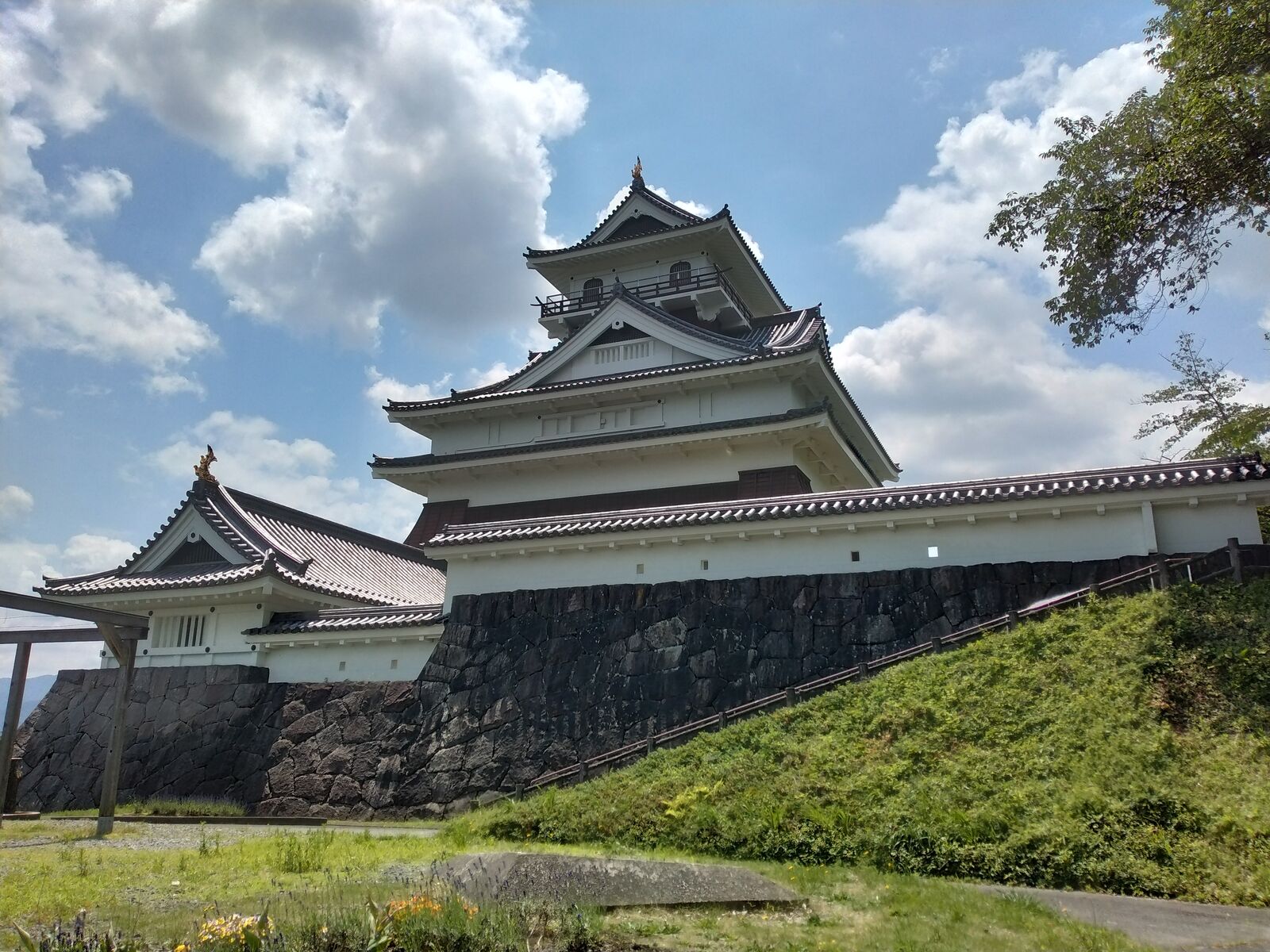 上山城 復元天守と多聞塀