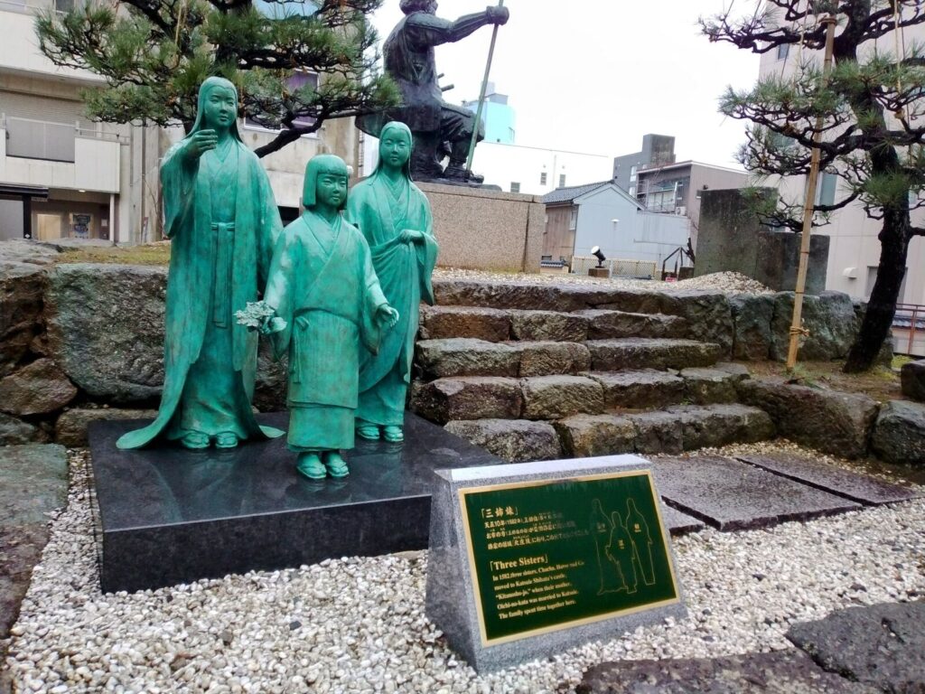 北ノ庄城址の三姉妹像（茶々・初・江）