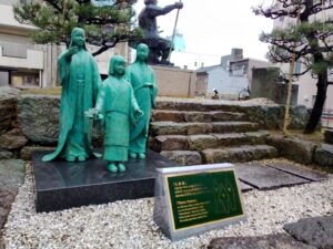 北ノ庄城址の三姉妹像（茶々・初・江）