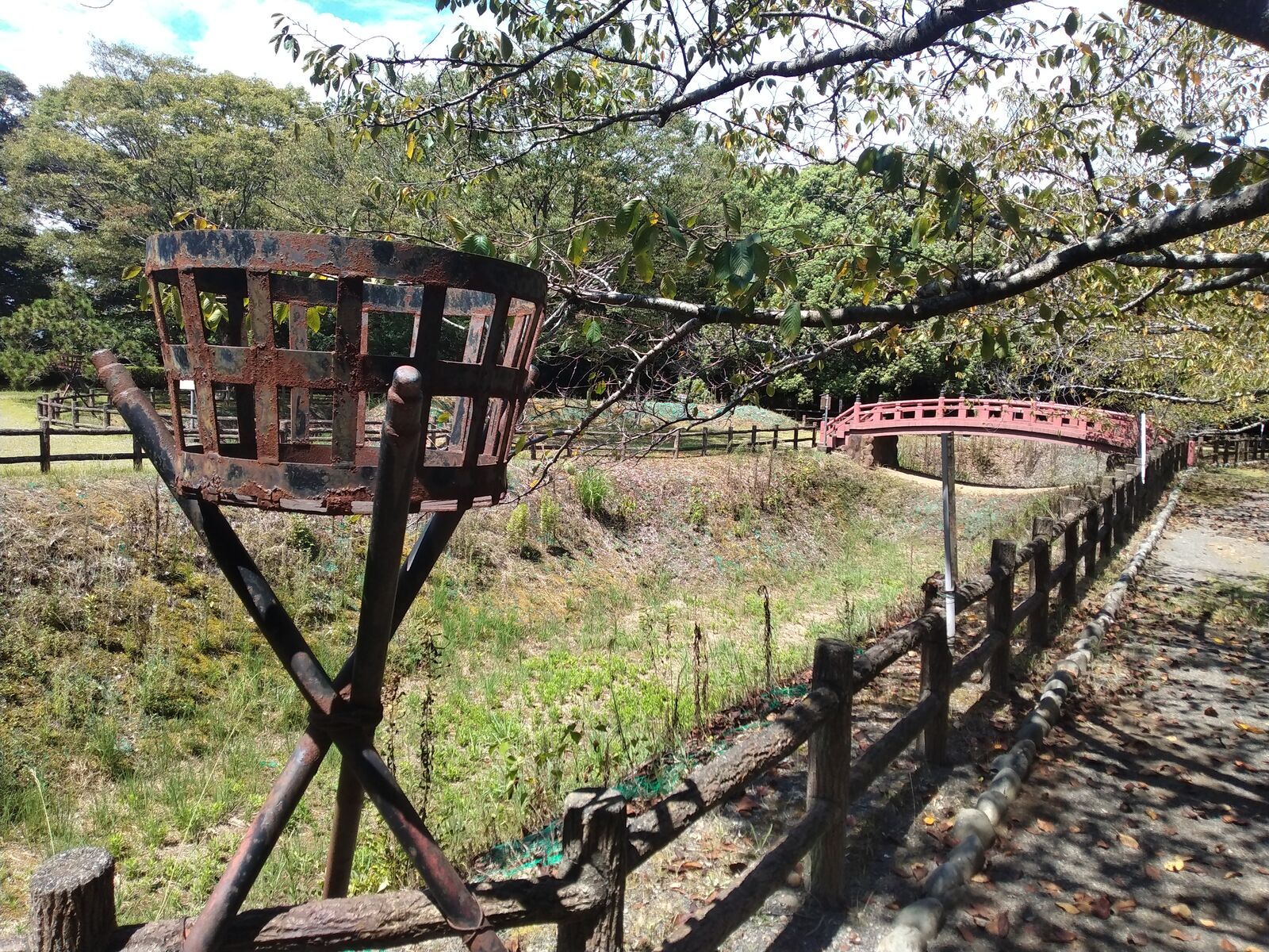 小山城 三日月堀に架かる橋とかがり火台