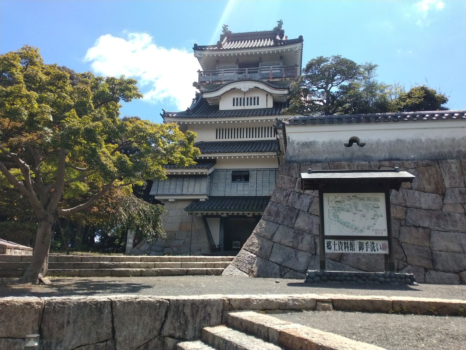 小山城 模擬天守と城跡の案内板