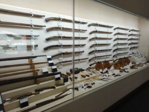 壁一面に並ぶ火縄銃の展示