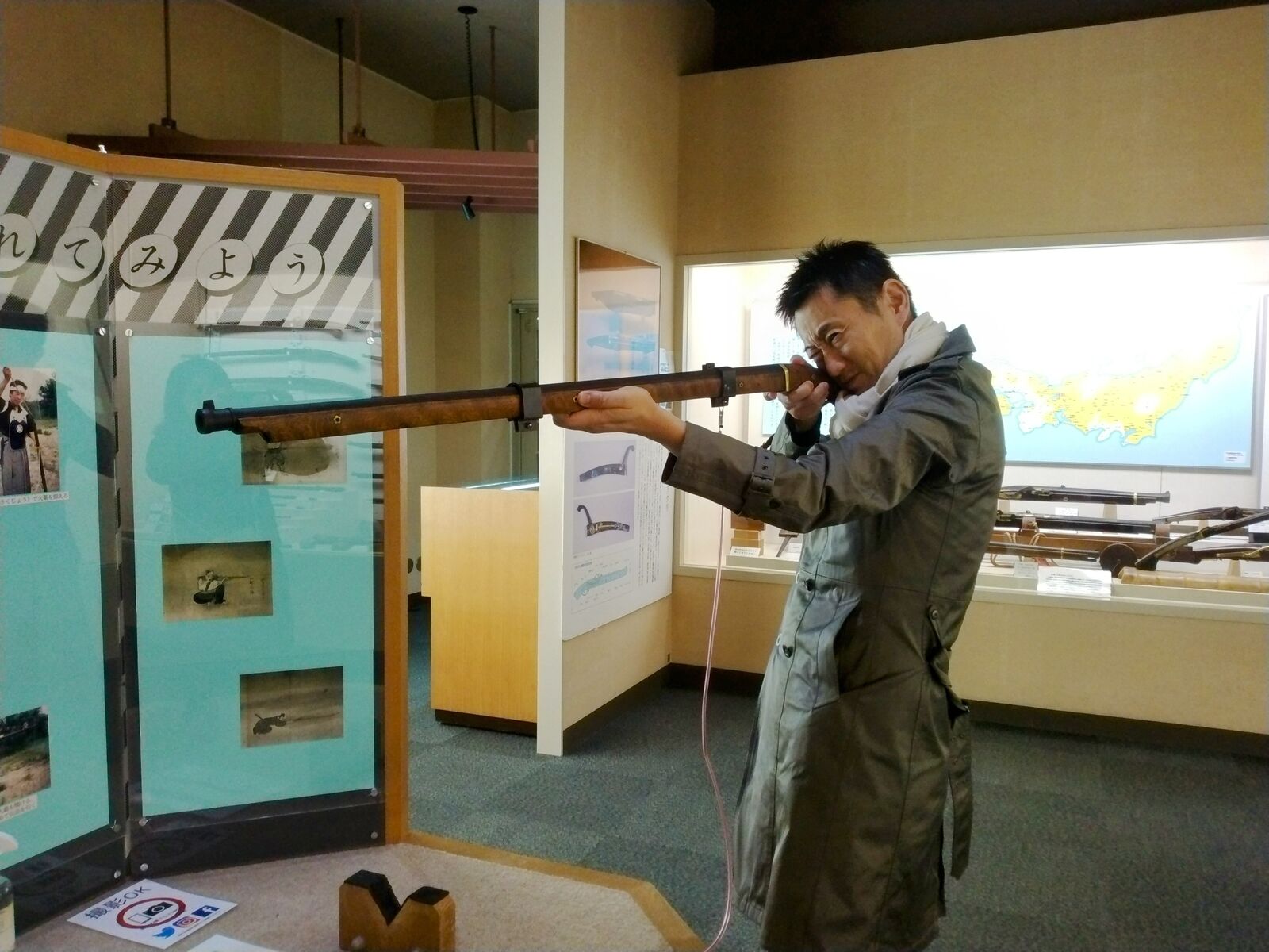 火縄銃を実際に構えてみる体験展示