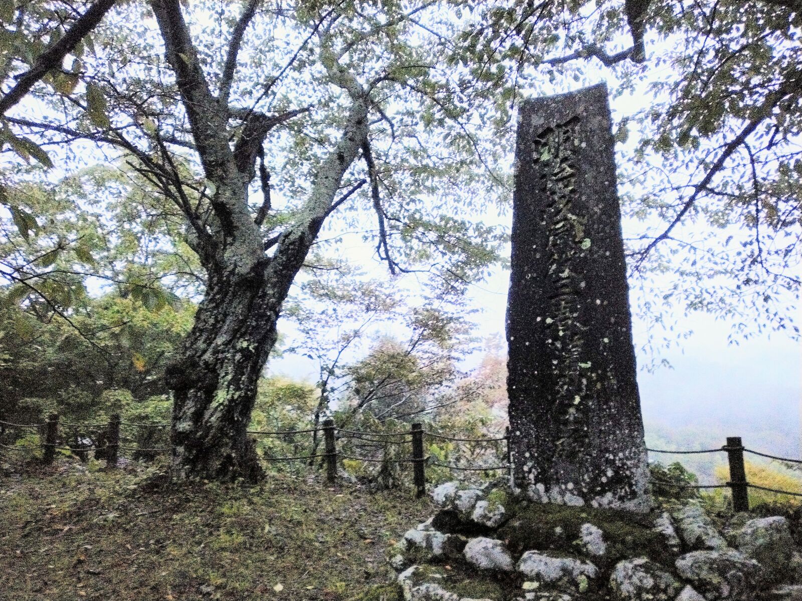 三春城本丸跡の石碑