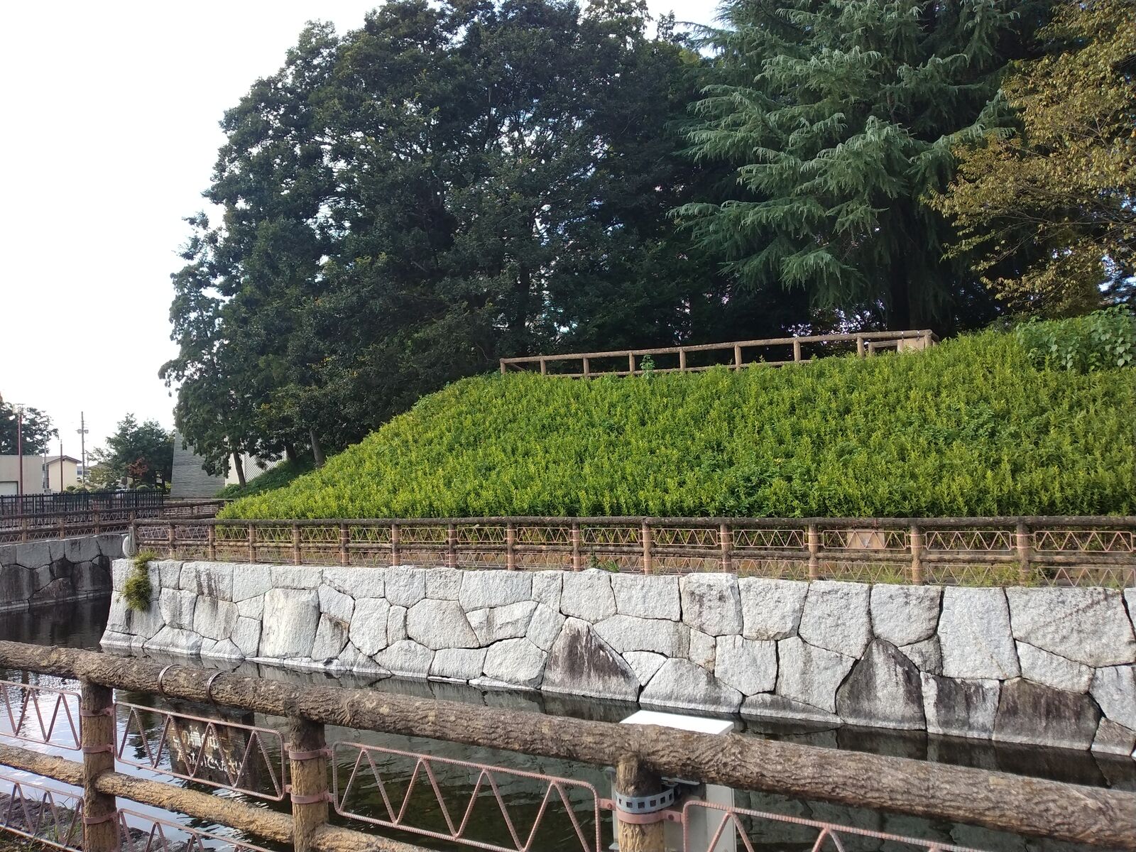 壬生城本丸の土塁と水堀
