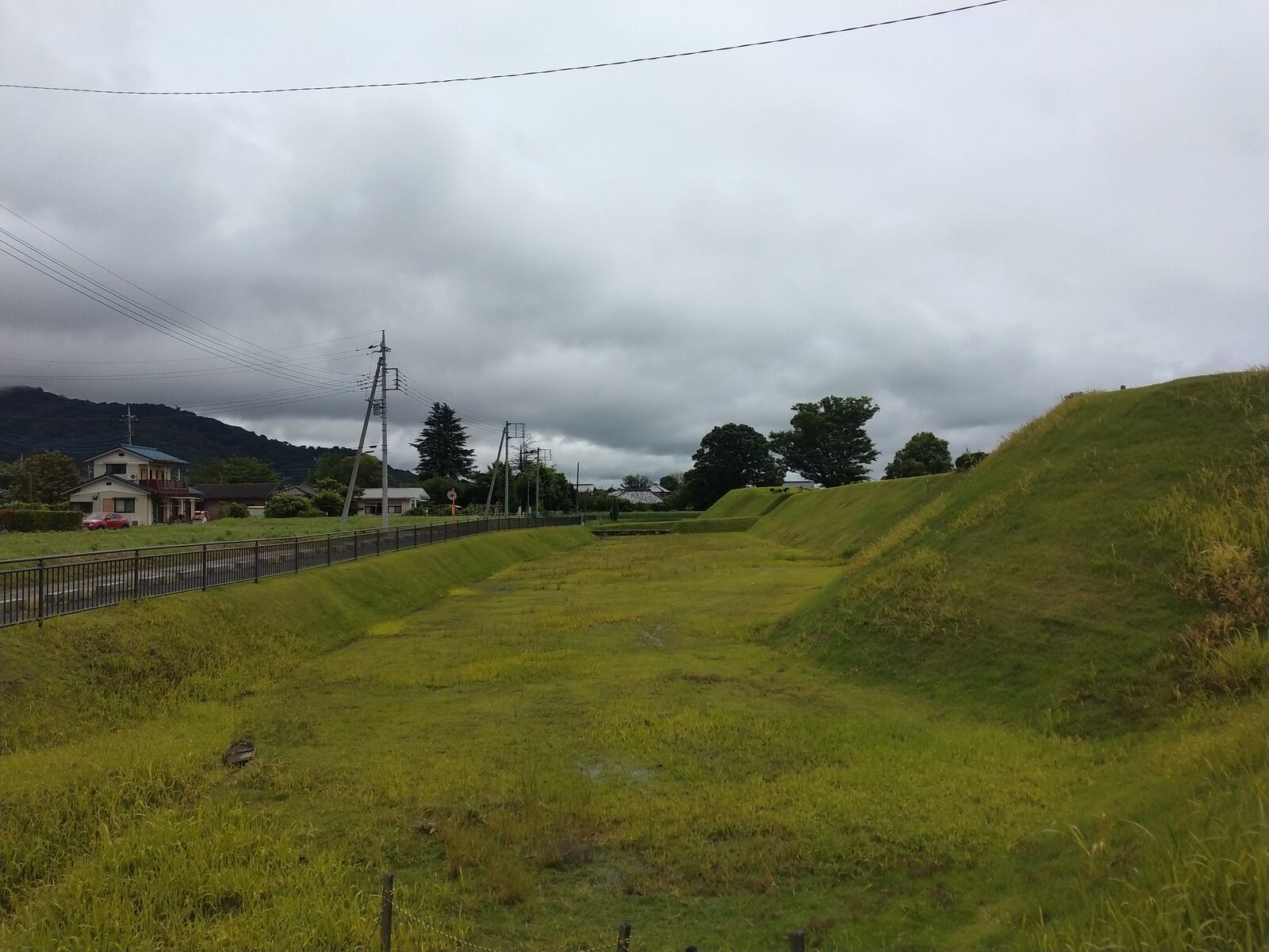 小田城跡に残る土塁と堀