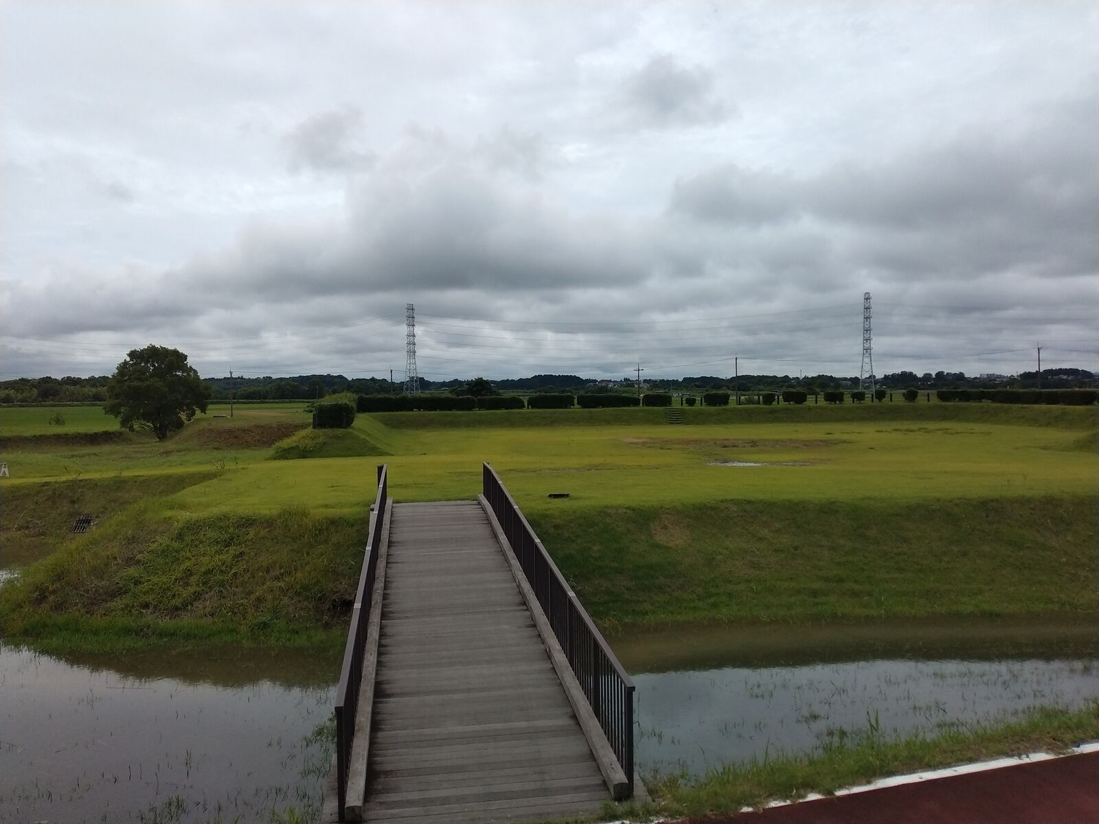 小田城 本丸へ渡る木橋と堀