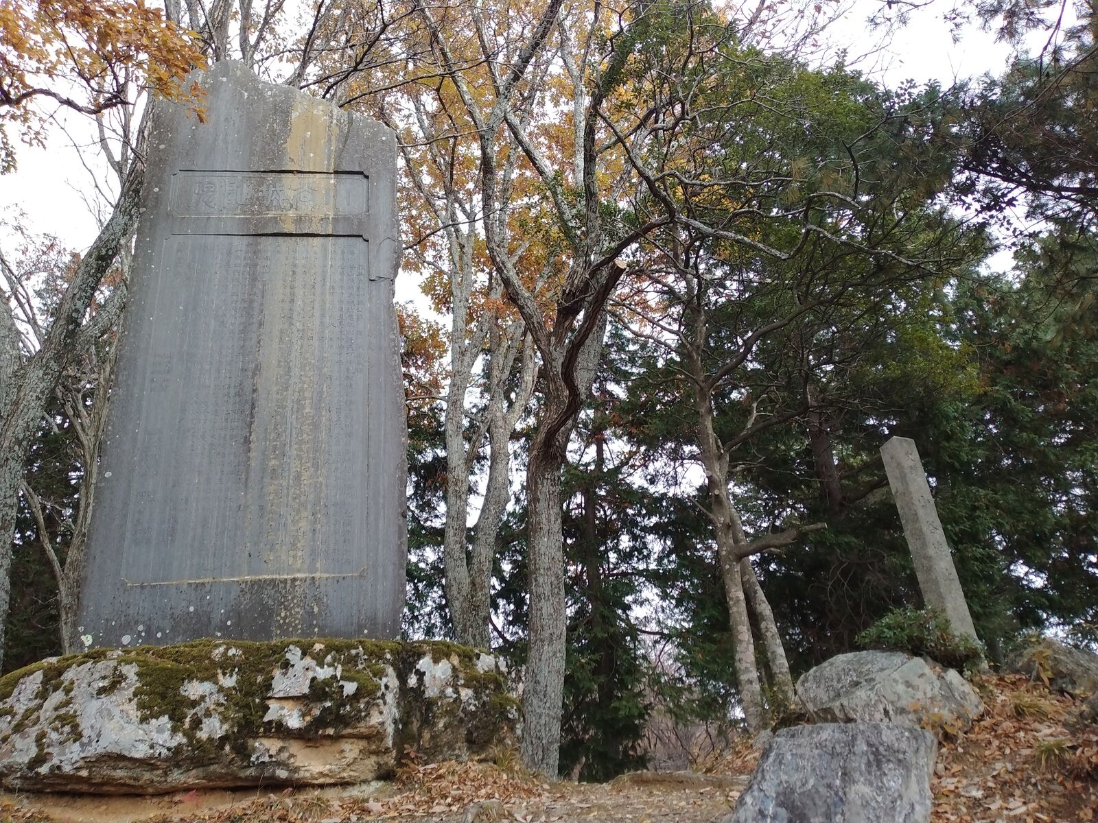 小谷城本丸周辺の石碑