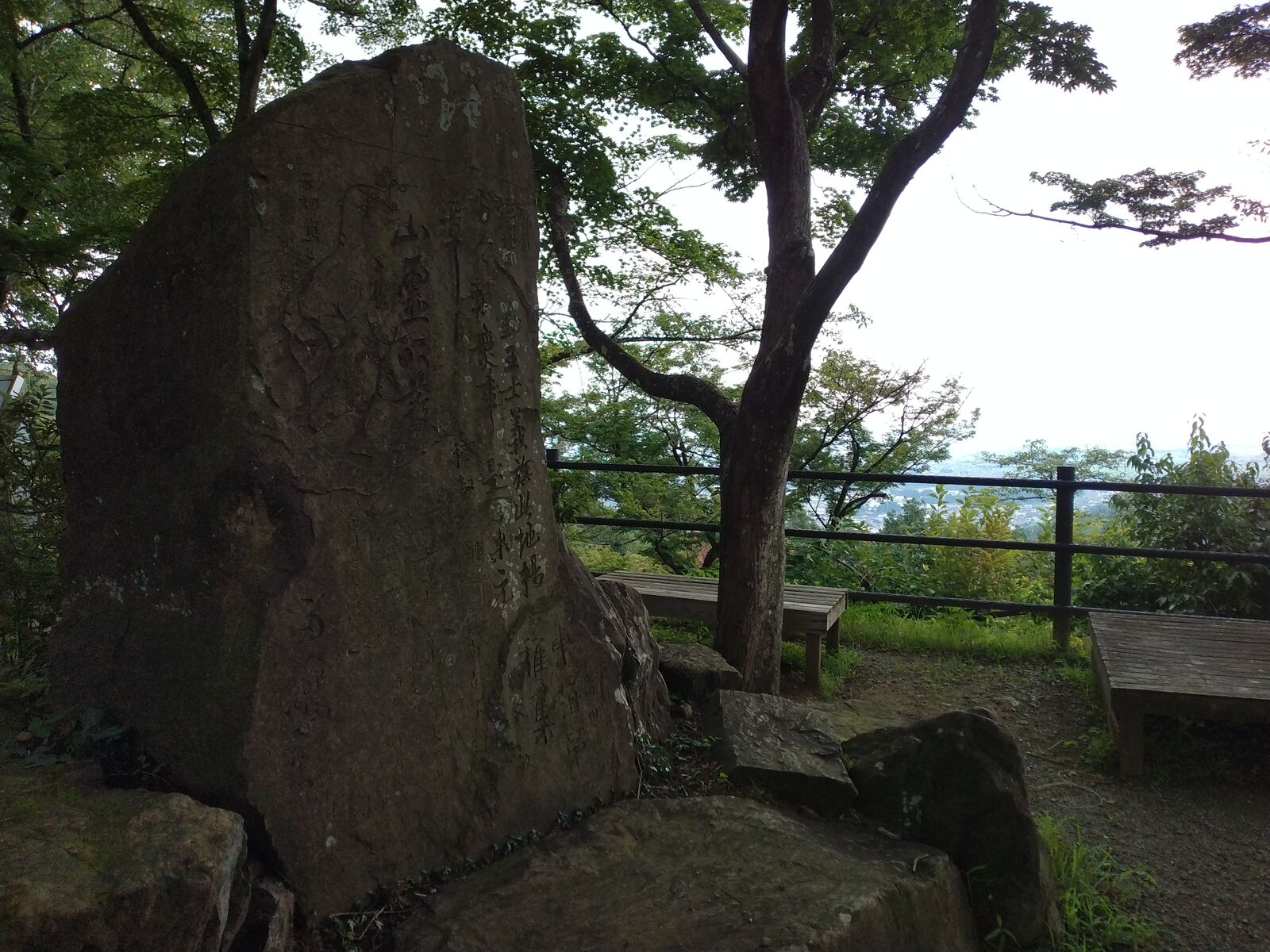 大平山の石碑と関東平野の眺望