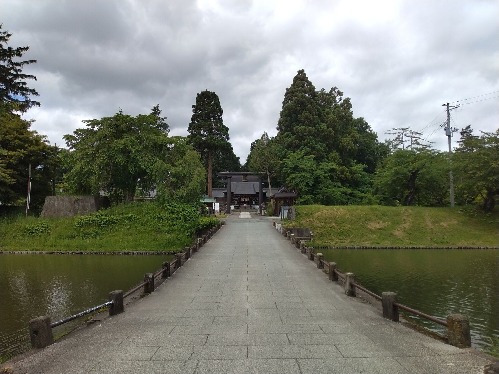 新庄城 本丸の水堀と戸澤神社への石橋