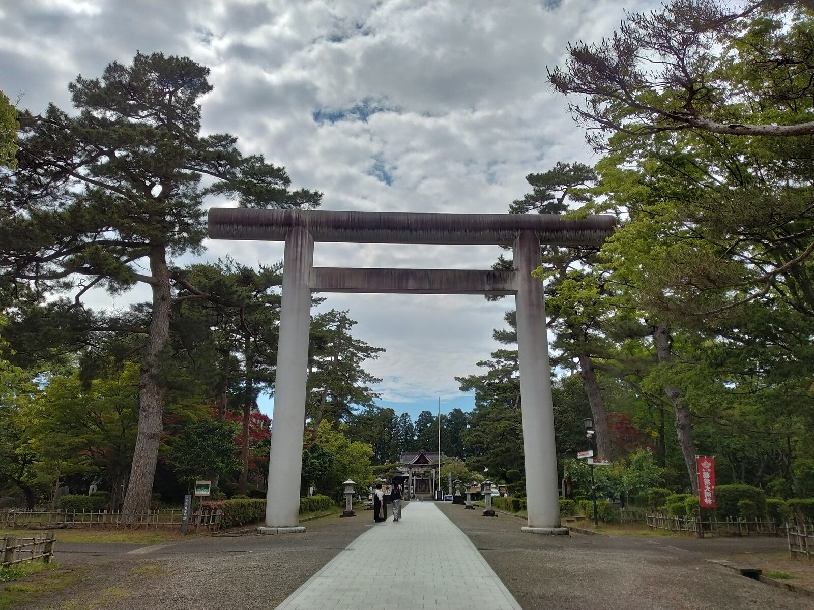 荘内神社の大鳥居と参道