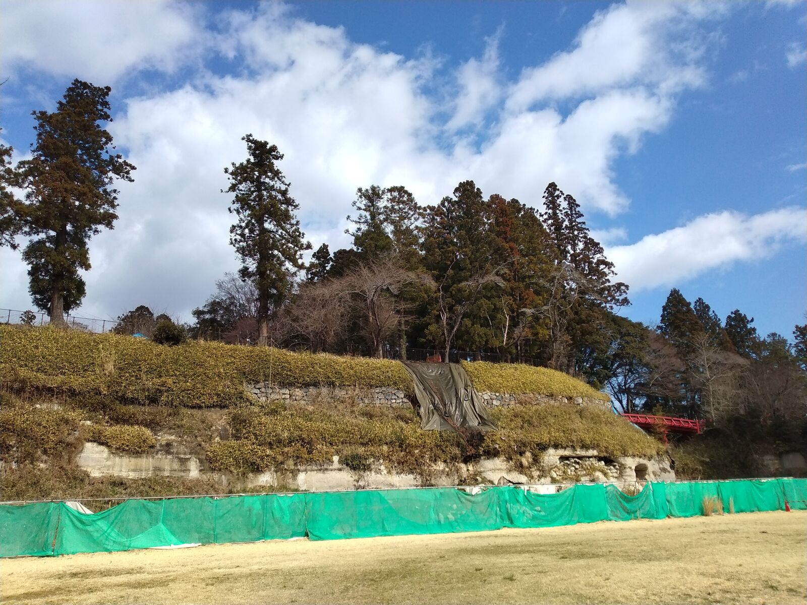 相馬中村城跡の本丸を囲む土塁。右手に本丸へ渡る朱塗りの橋が見える