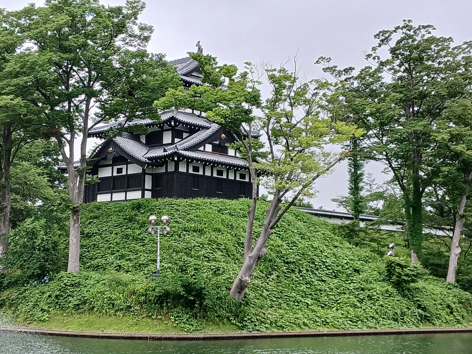 土塁の上に建つ三重櫓