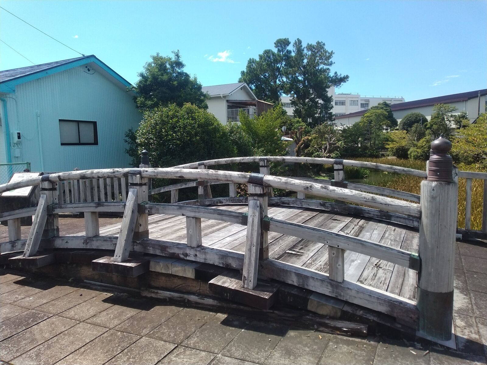 田中城跡に架かる木橋