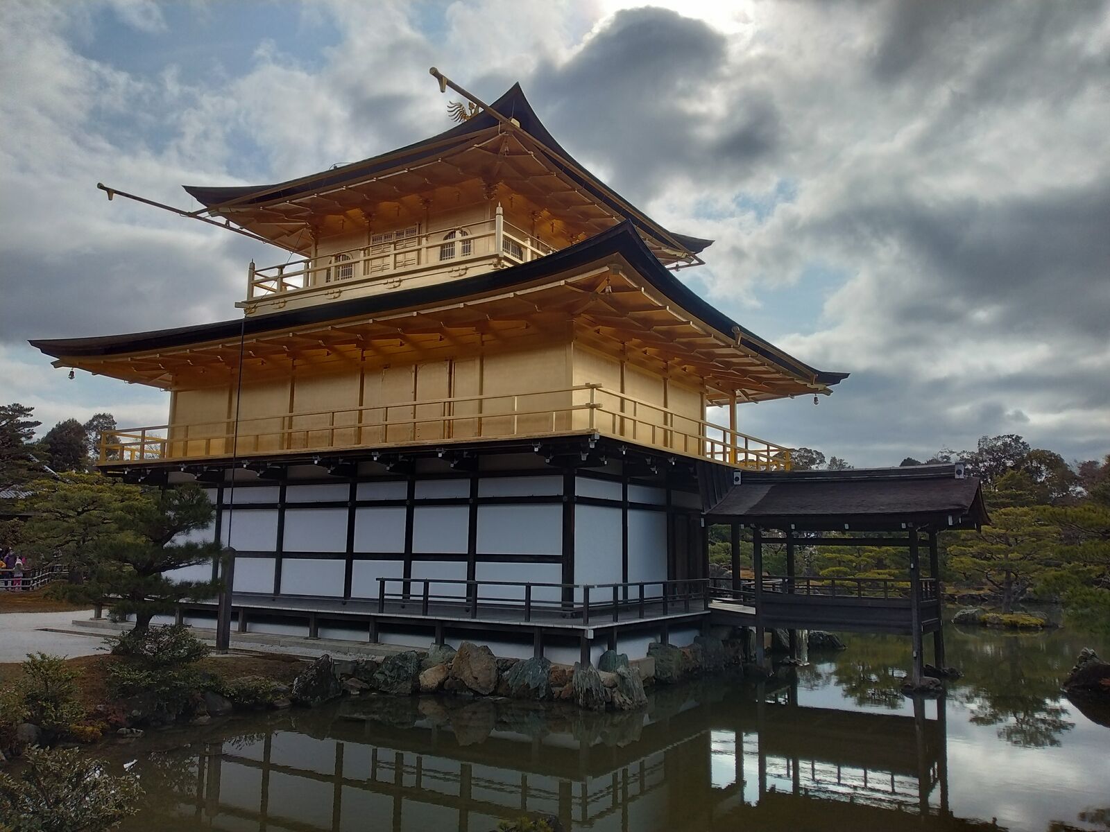 金色に輝く金閣寺の舎利殿