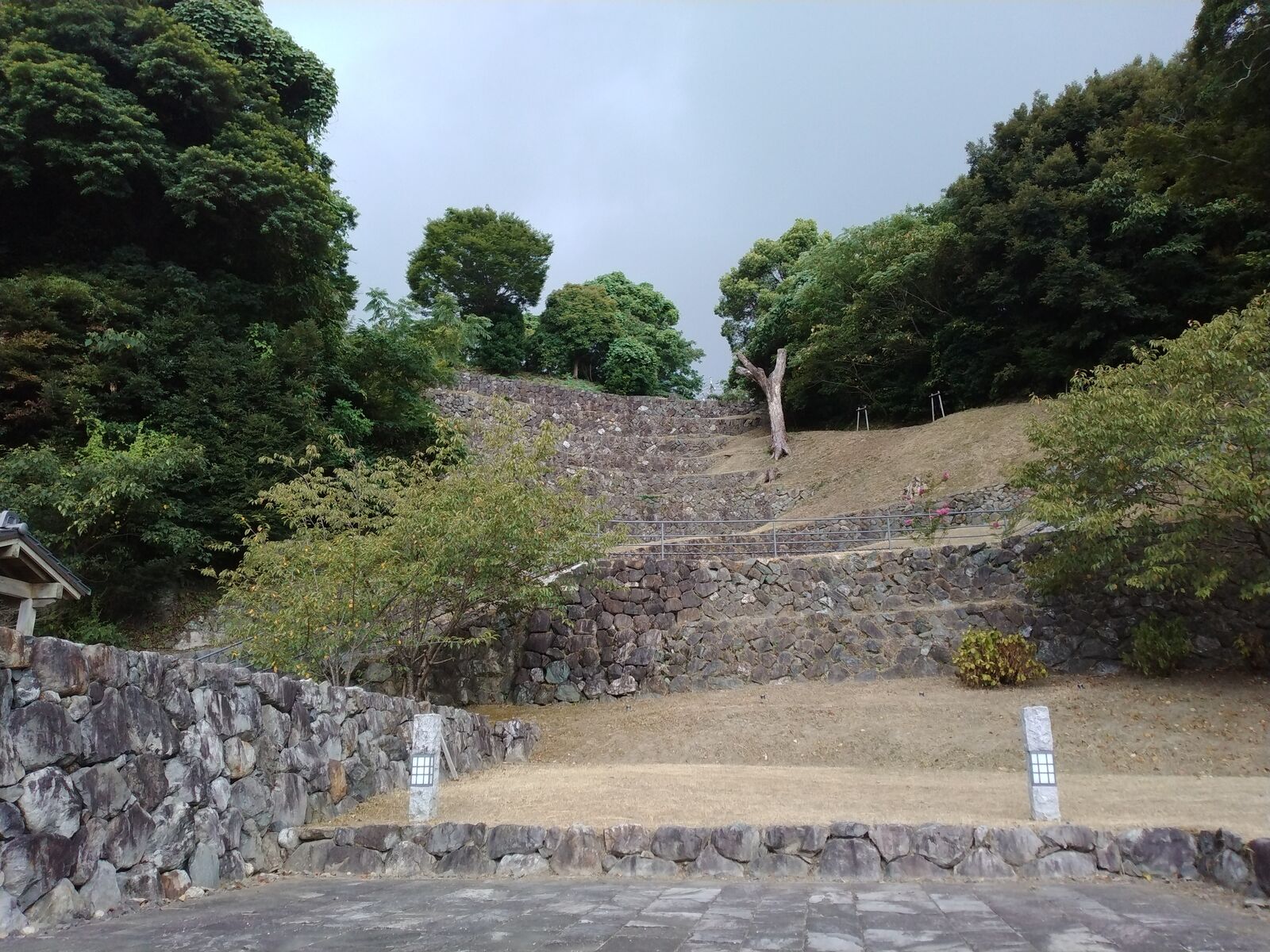 鳥羽城 三ノ丸広場から石垣を望む