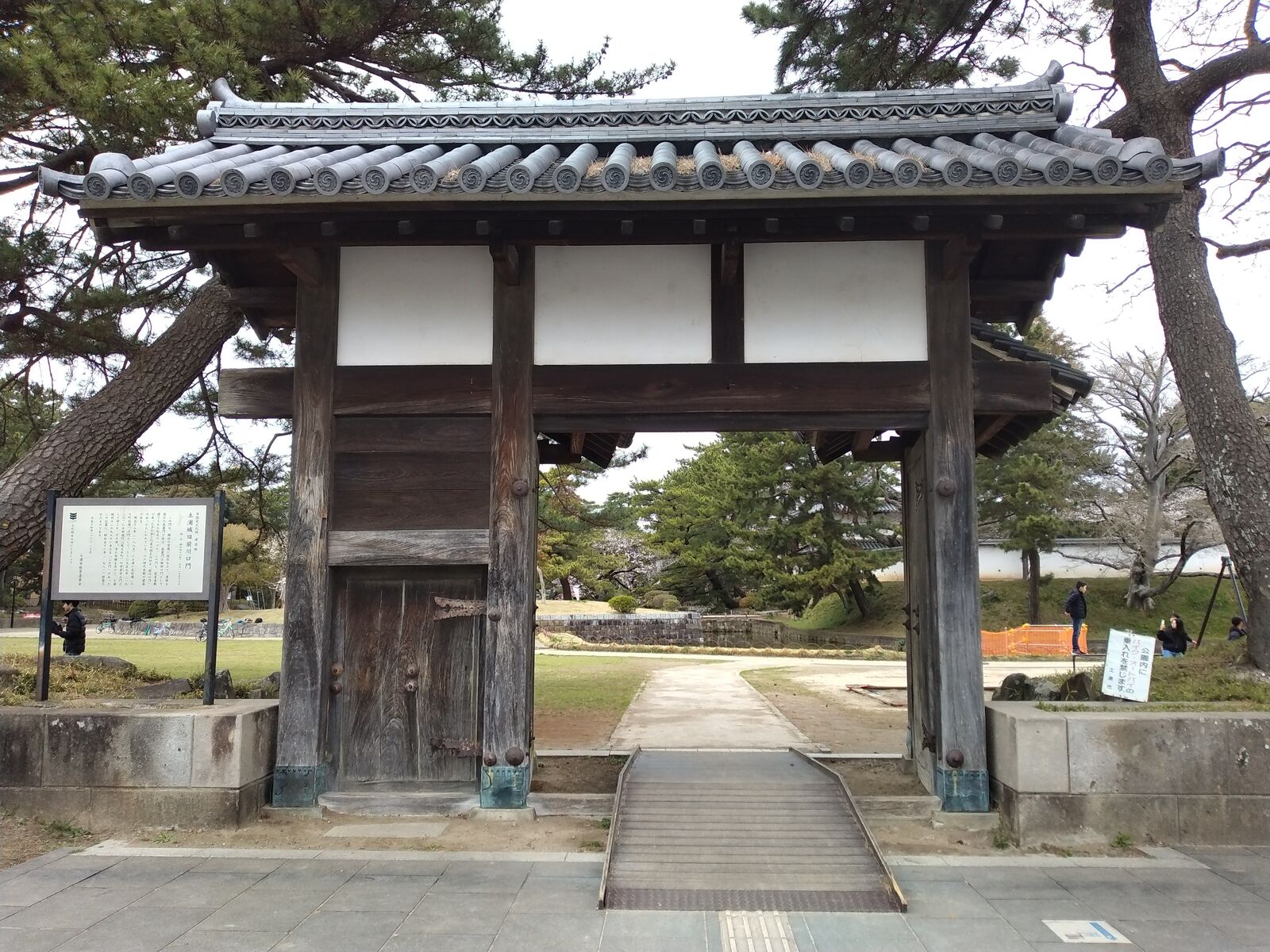 土浦城 本丸土塁と堀