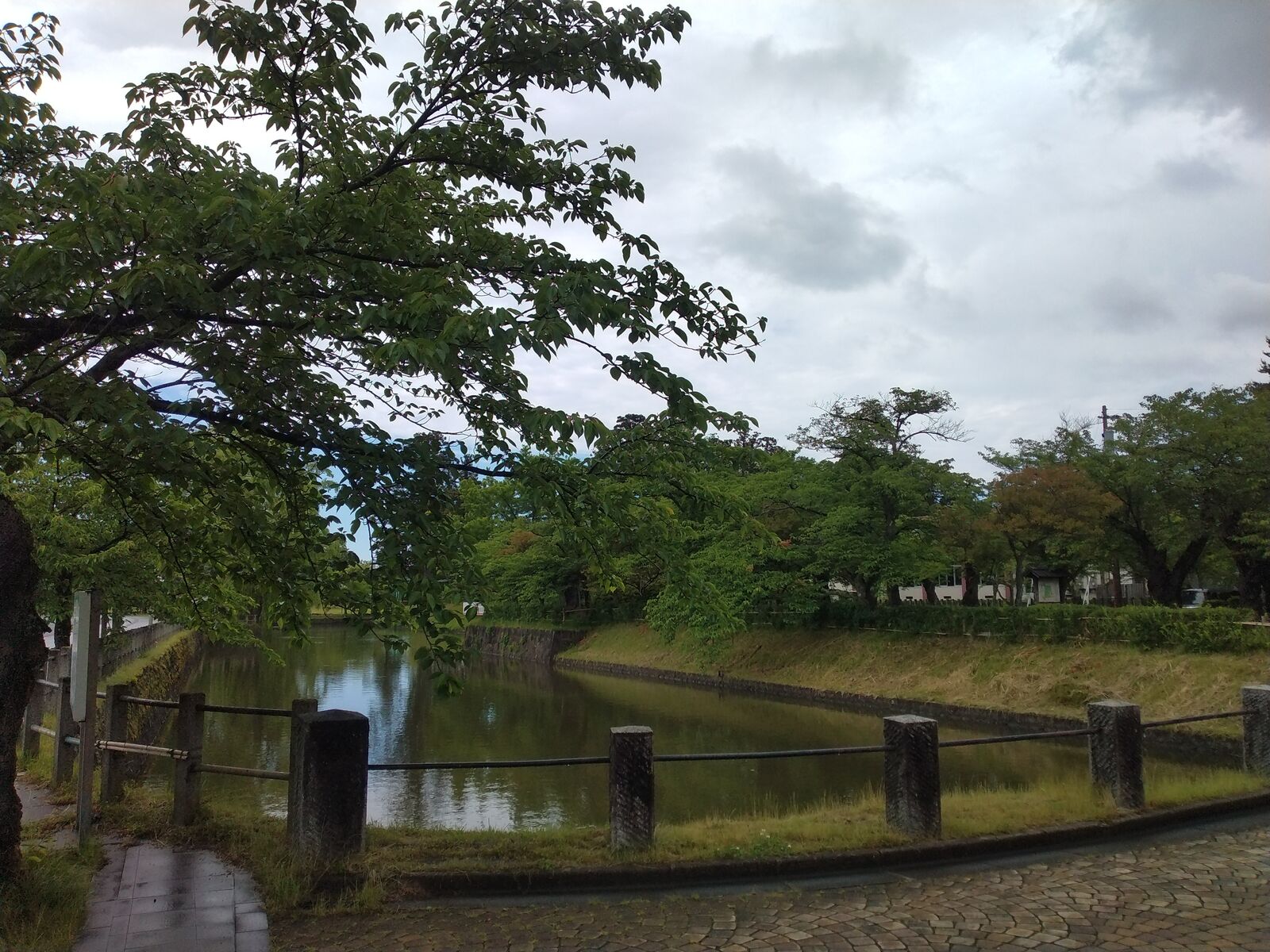 鶴ヶ岡城跡の水堀と堀端の遊歩道