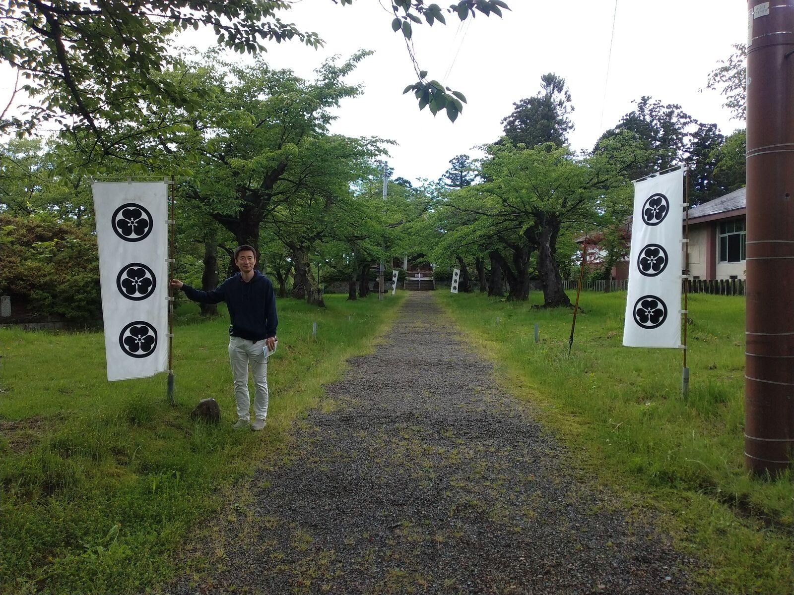 酒井家の家紋を染めた幟が並ぶ本丸跡の参道