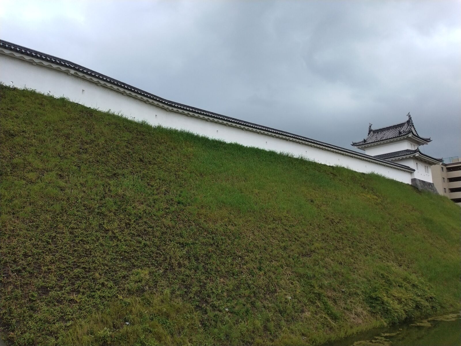 宇都宮城の土塁と復元された白塀