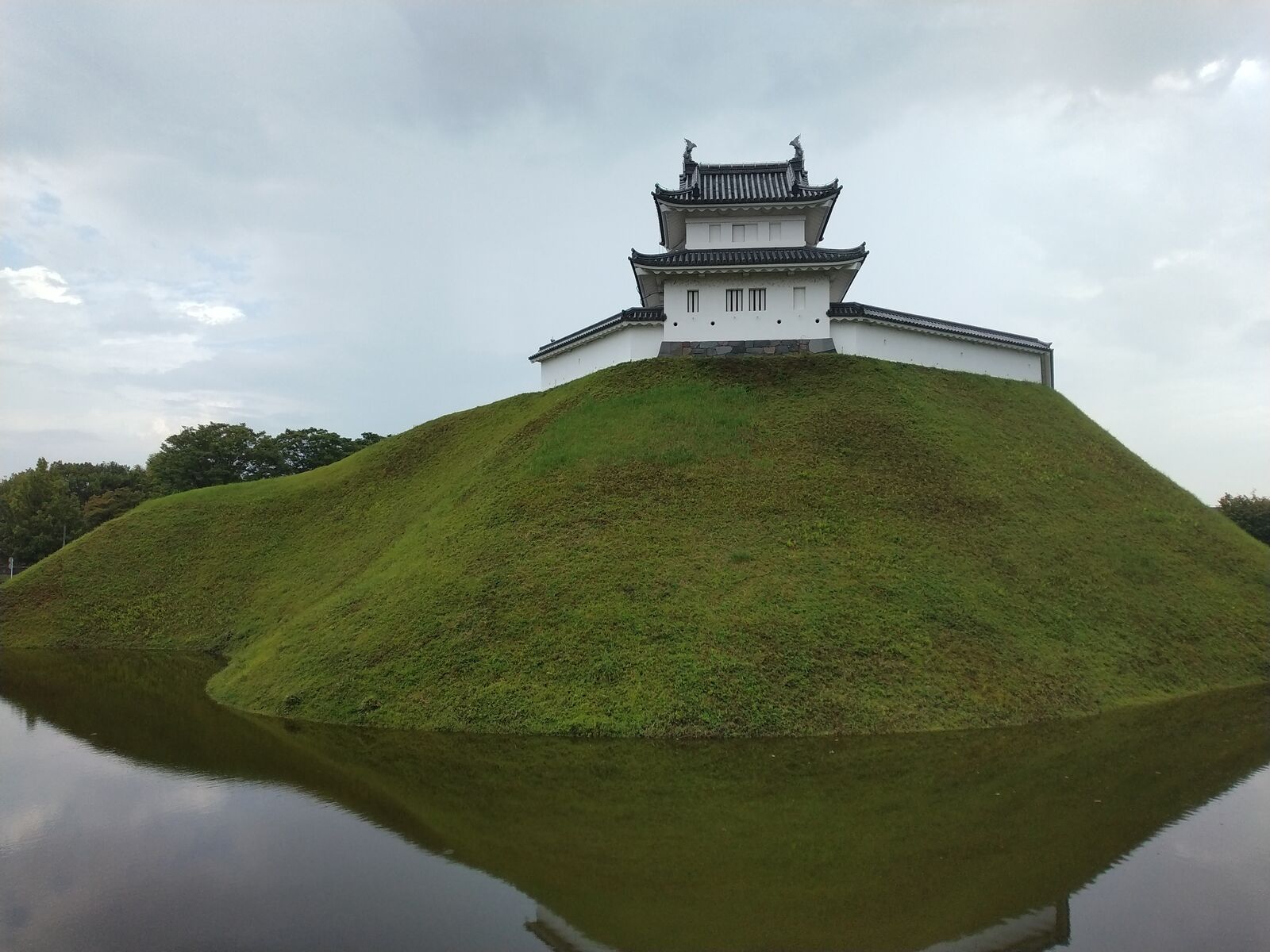 宇都宮城 富士見櫓と水堀に映る土塁