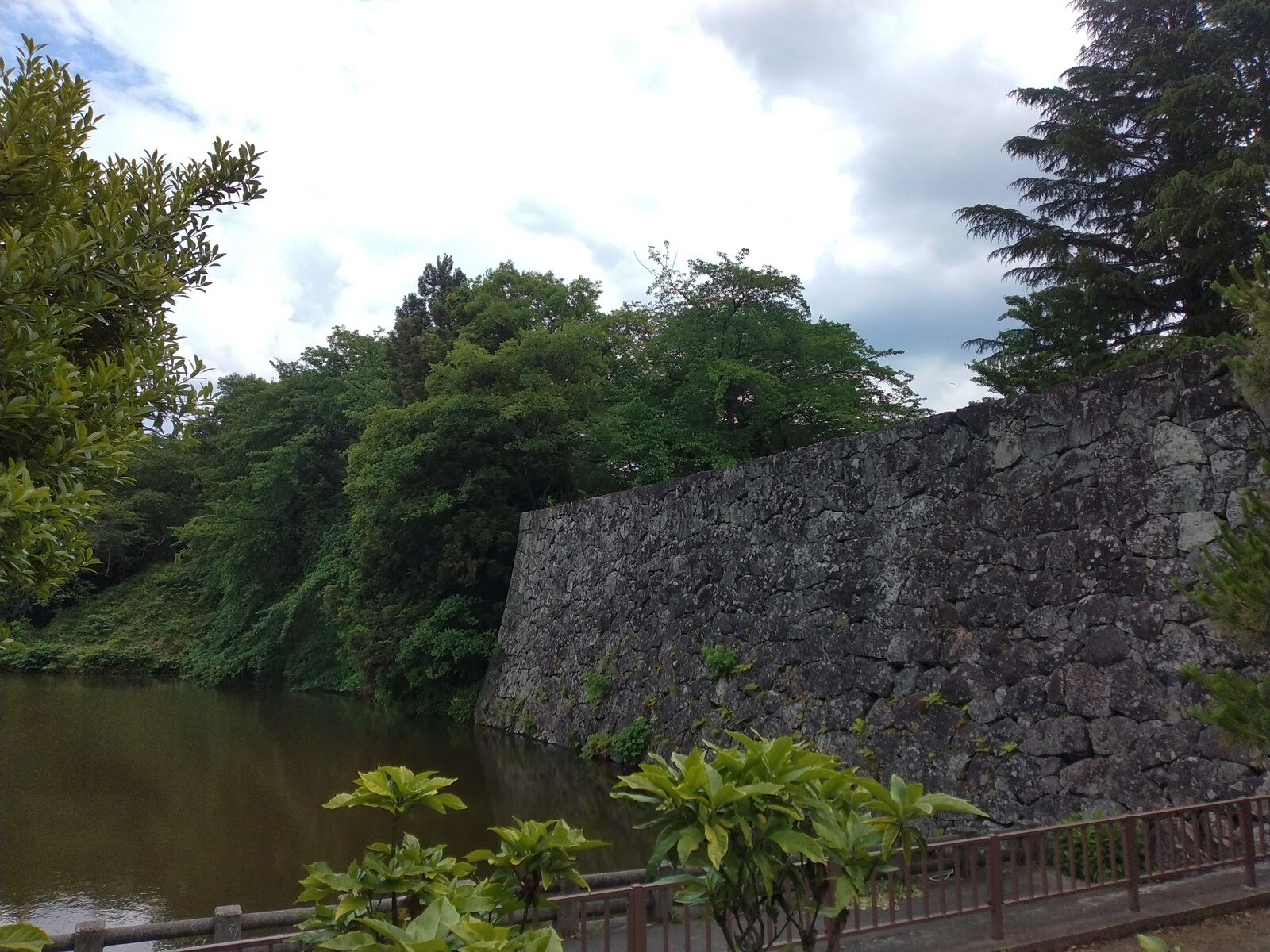 山形城の石垣と水堀