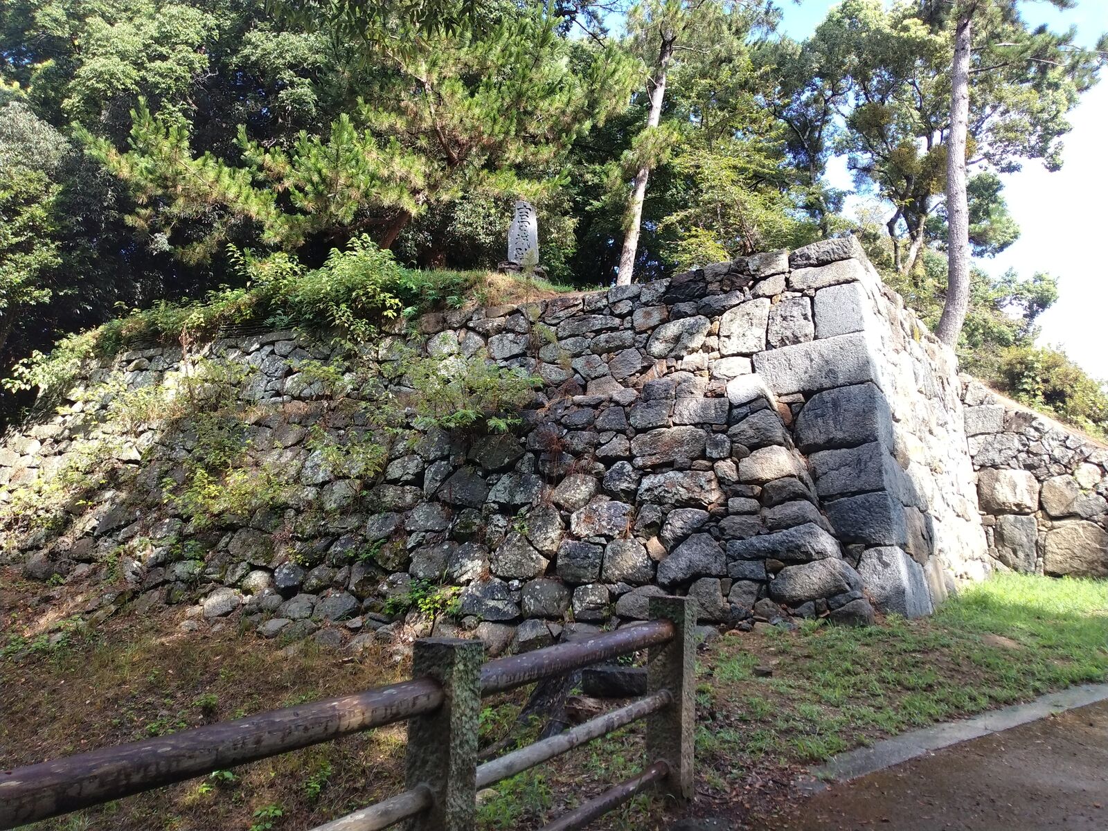 吉田城に残る石垣