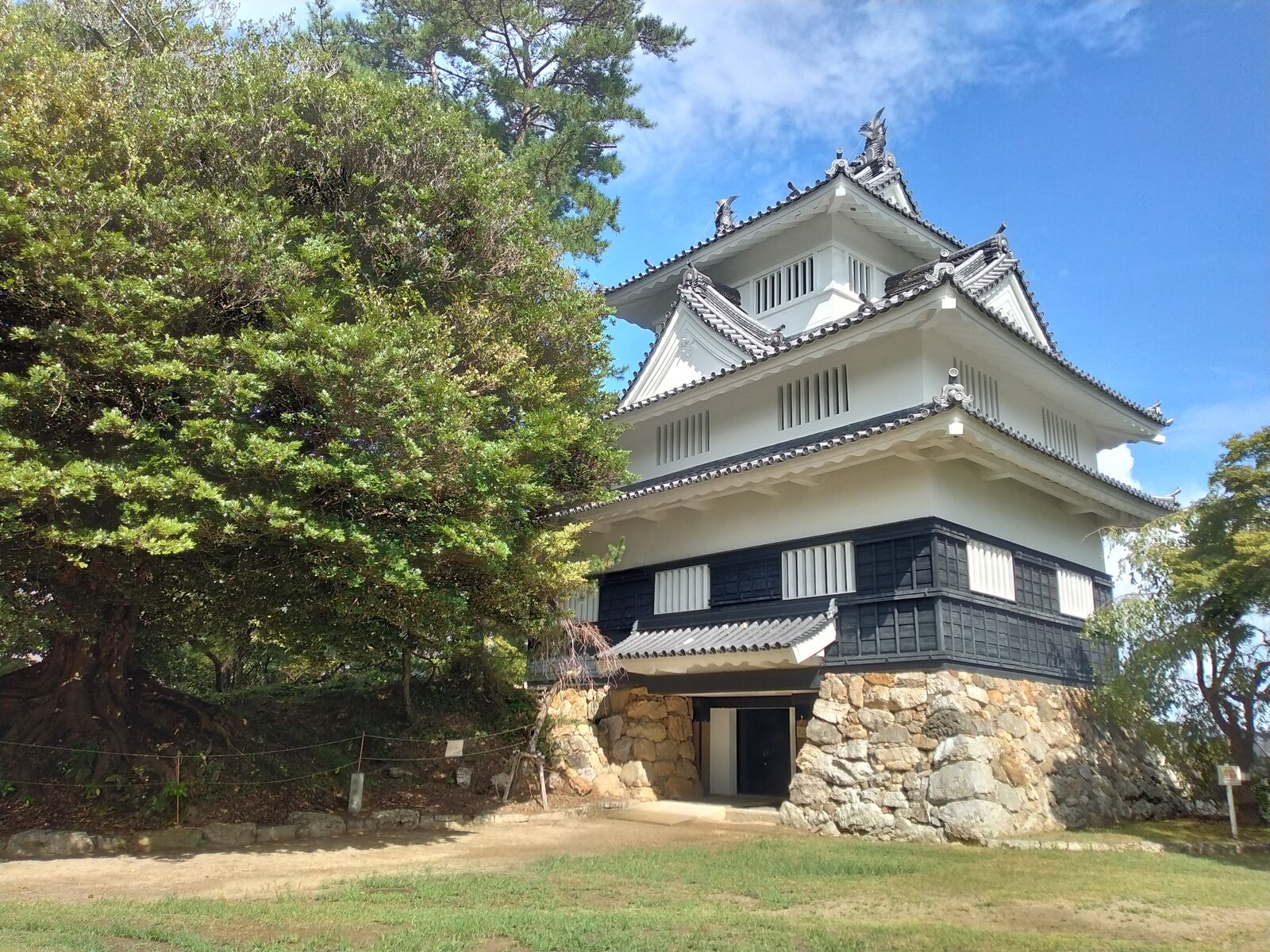 吉田城 鉄櫓と本丸広場