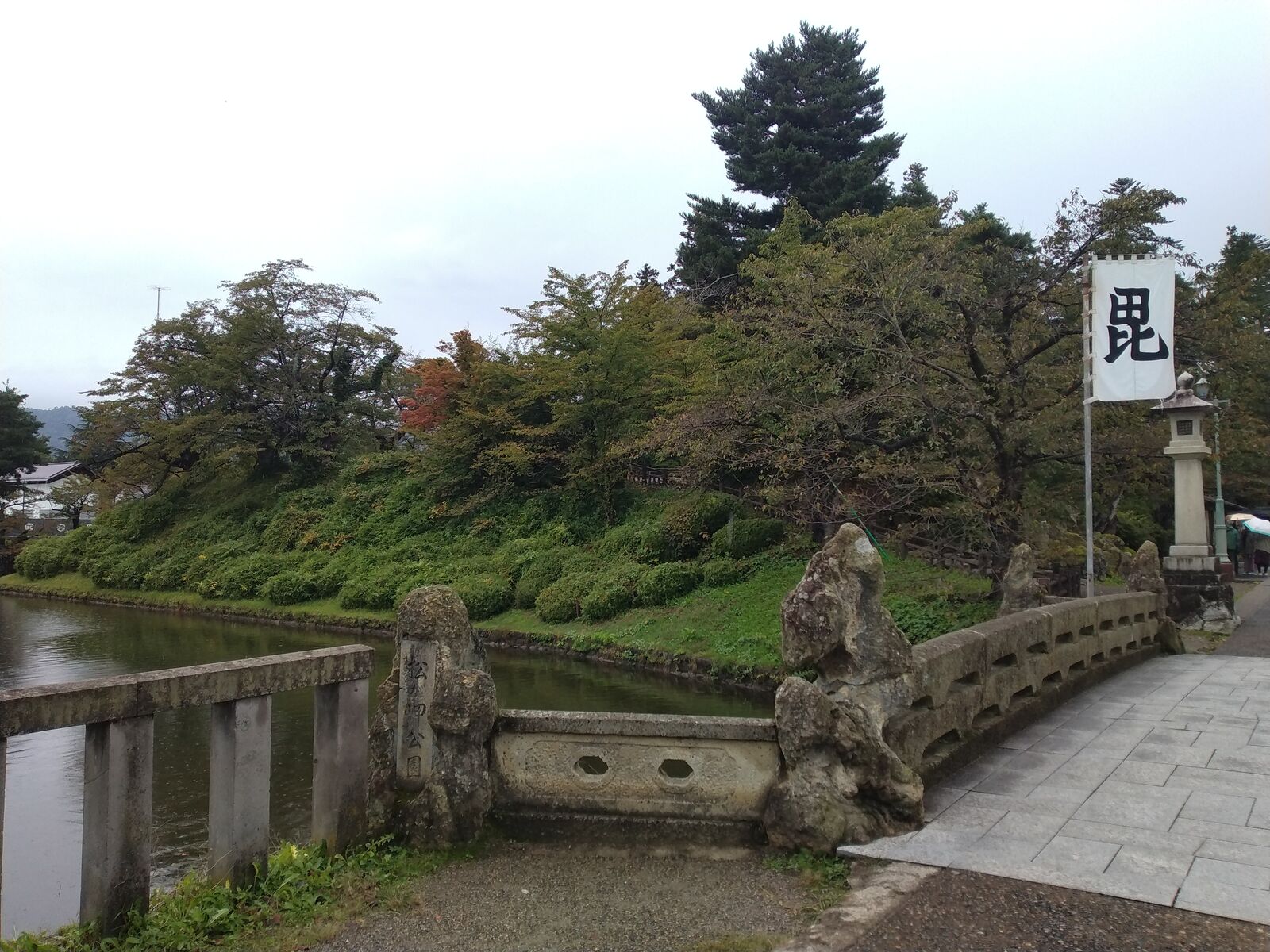 米沢城（松が岬公園）の石橋と上杉の軍旗