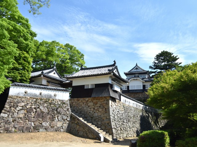 備中松山城の三の丸から見上げる石垣と土塀、奥に櫓と天守