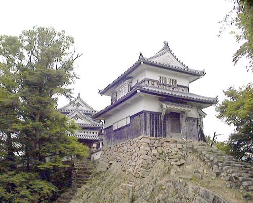 備中松山城の天守と、岩を抱き込んだ石垣