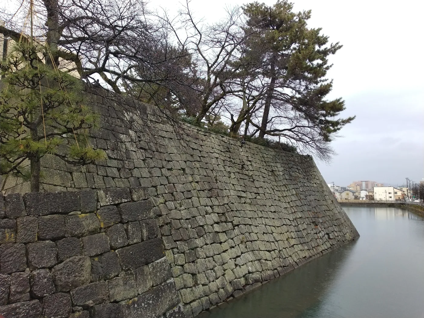 福井城の石垣と堀